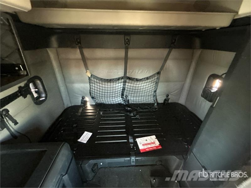Freightliner Cascadia 126 6x4 T/A Sleeper Truck Tractor Vlačilci
