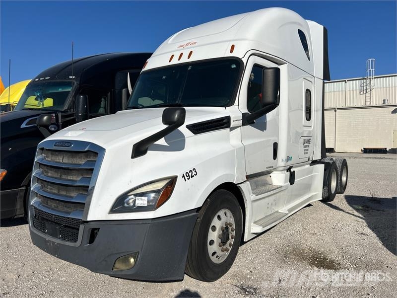 Freightliner Cascadia 126 6x4 T/A Sleeper Truck Tractor Vilcēji