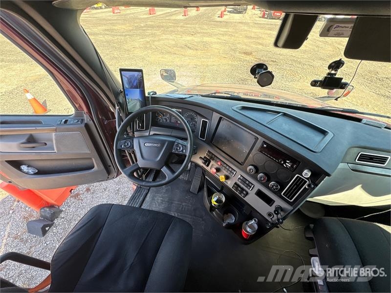 Freightliner Cascadia 126 6x4 T/A Sleeper Truck Tractor Autotractoare
