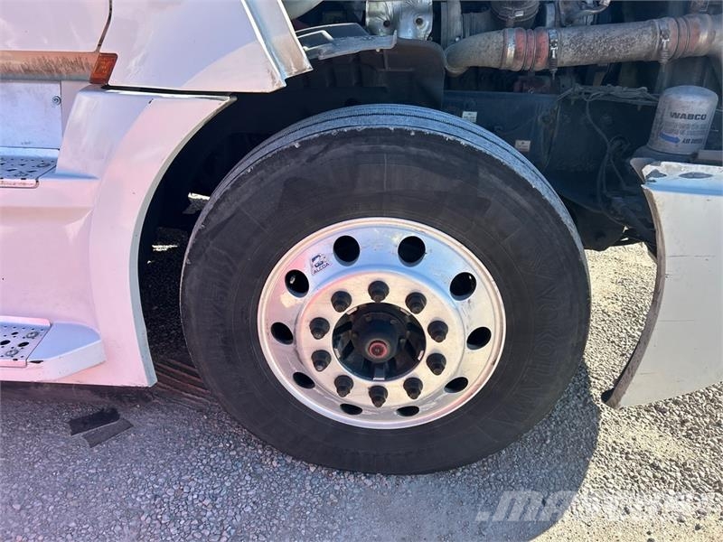 Freightliner Cascadia 126 6x4 T/A Sleeper Truck Tractor Tractor Units