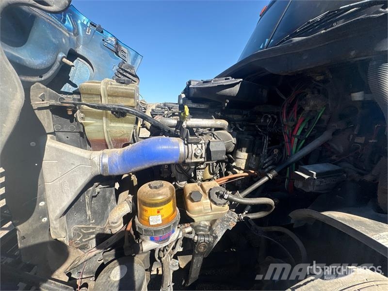 Freightliner Cascadia 125 6x4 T/A Sleeper Truck Tractor (Inoper Vlačilci