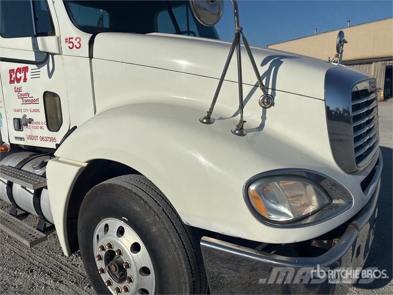 Freightliner Columbia 120 6x4 T/A Day Cab Truck Tractor Vlačilci