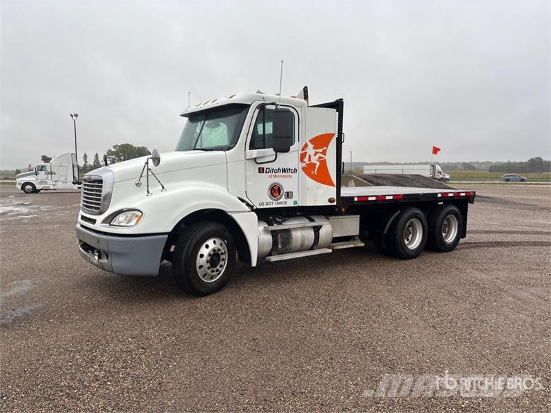 Freightliner Columbia 120 Platformas/izkraušana no sāniem