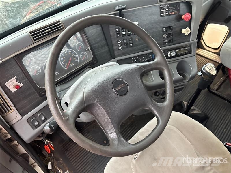 Freightliner Columbia 120 Platformas/izkraušana no sāniem