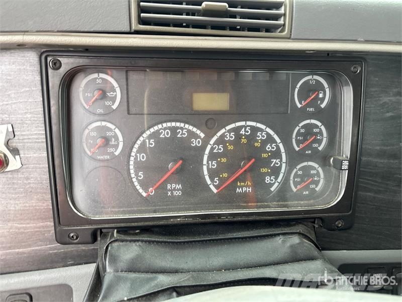 Freightliner Columbia 120 Platformas/izkraušana no sāniem