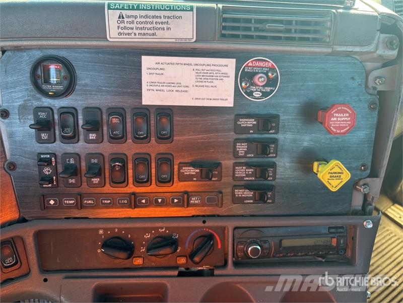 Freightliner Columbia 120 6x4 T/A Day Cab Truck Tractor Vlačilci
