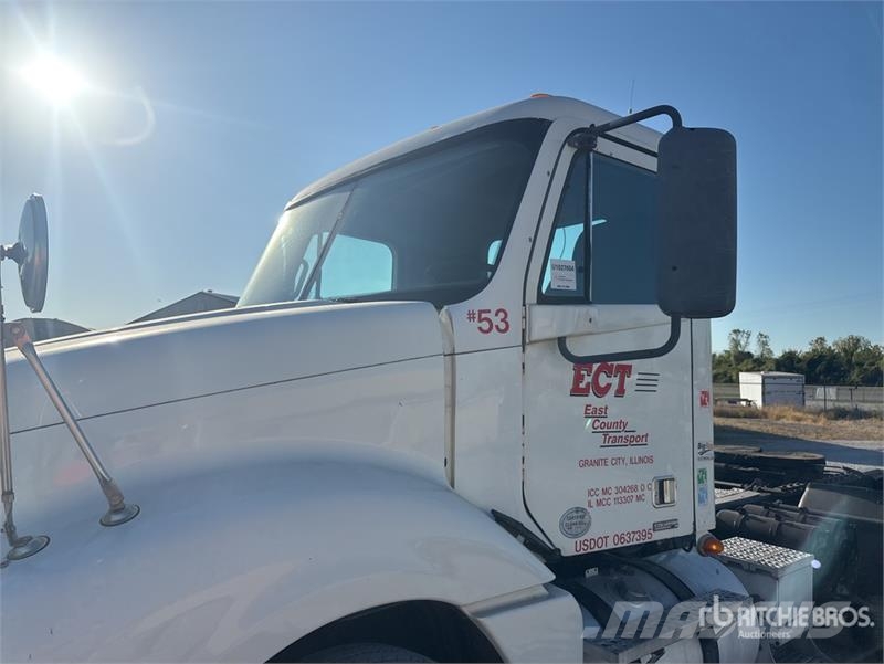 Freightliner Columbia 120 6x4 T/A Day Cab Truck Tractor Vlačilci