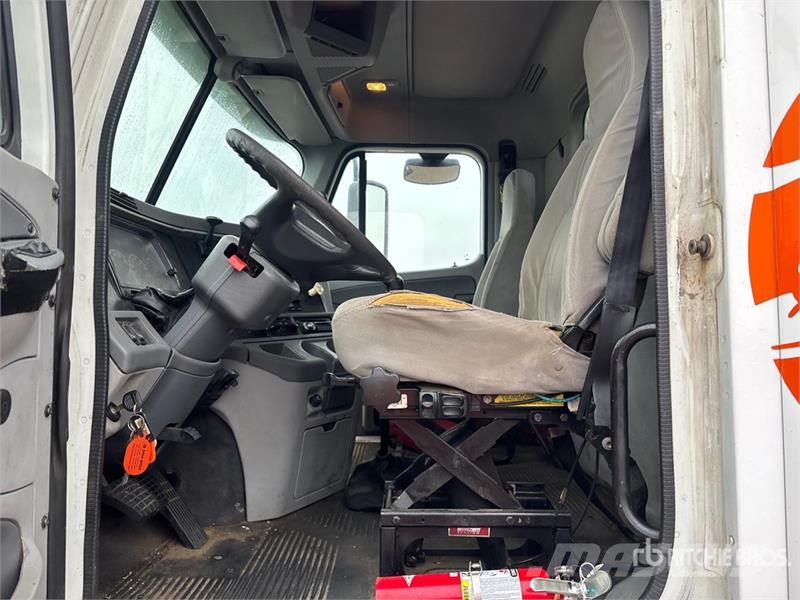 Freightliner Columbia 120 Platformas/izkraušana no sāniem