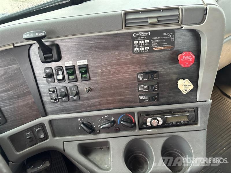 Freightliner Columbia 120 Platformas/izkraušana no sāniem