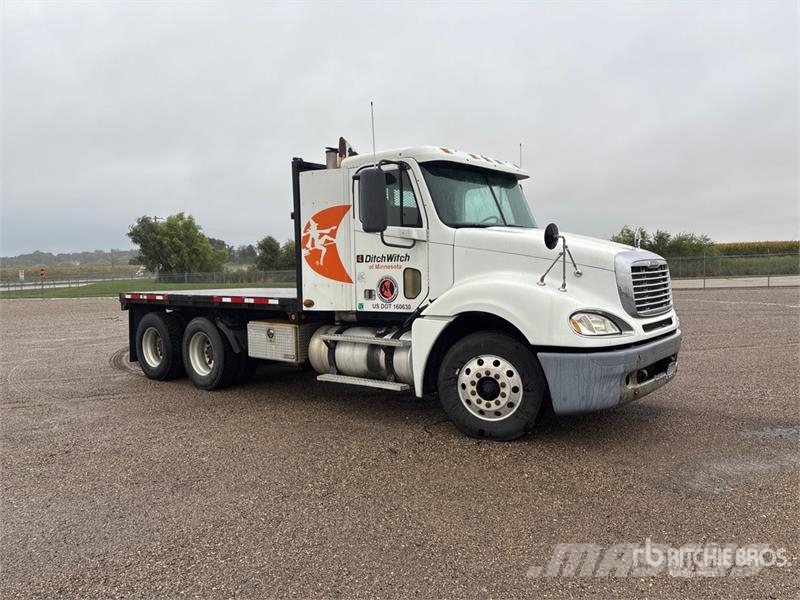 Freightliner Columbia 120 Platformas/izkraušana no sāniem