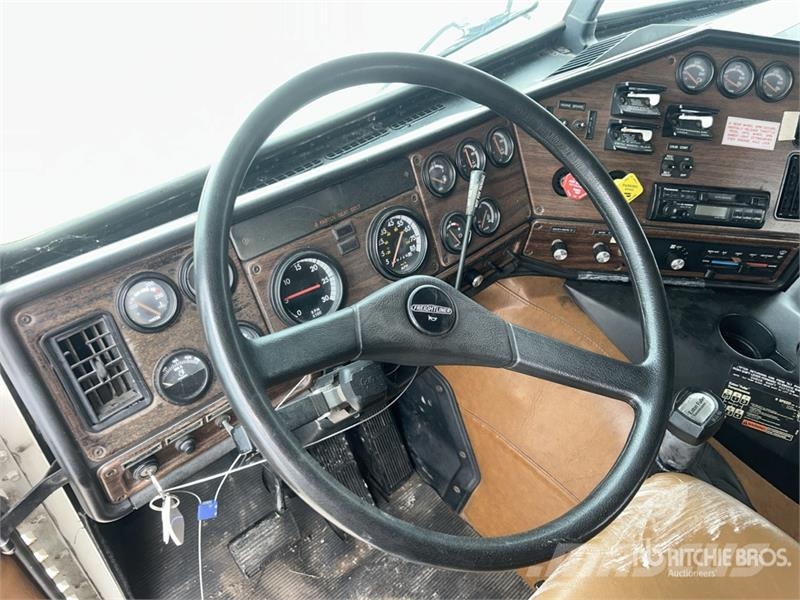 Freightliner FLB 6x4 Van Truck Фургони