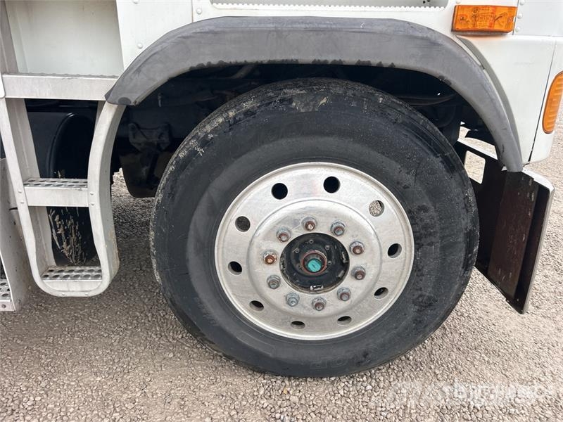 Freightliner FLB 6x4 Van Truck Фургони