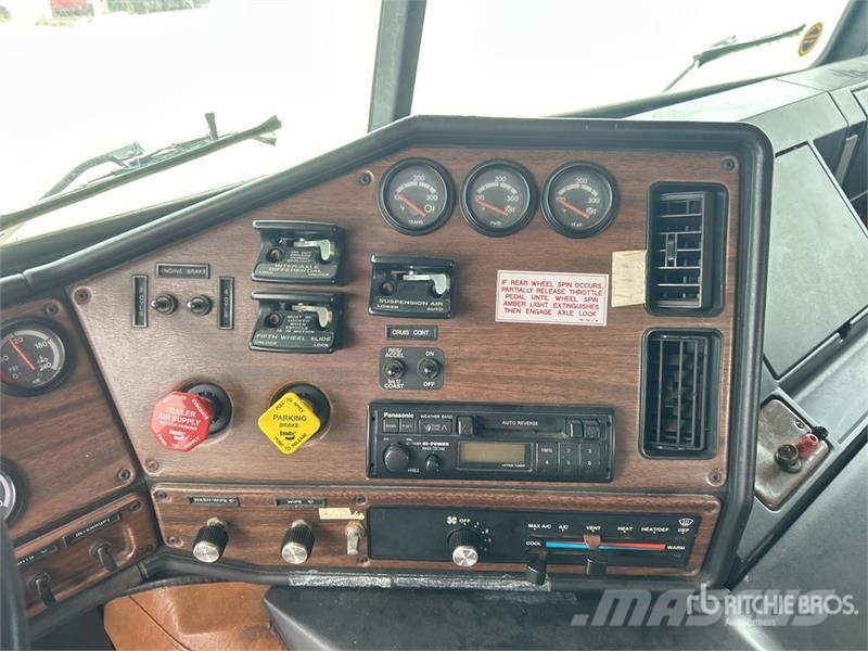 Freightliner FLB 6x4 Van Truck Фургони