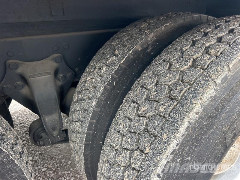 Freightliner FLB 6x4 Van Truck Фургони
