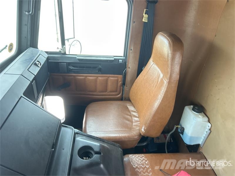 Freightliner FLB 6x4 Van Truck Фургони