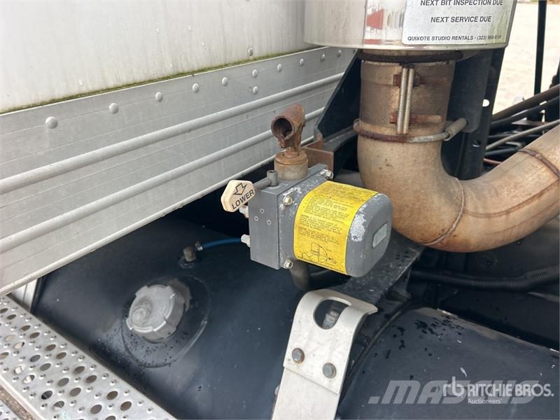 Freightliner FLB 6x4 Van Truck Фургони
