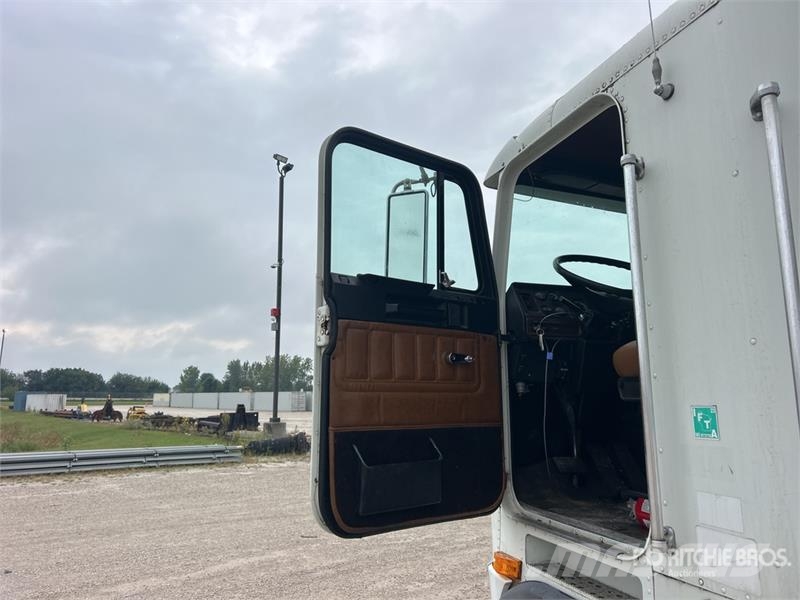 Freightliner FLB 6x4 Van Truck Фургони