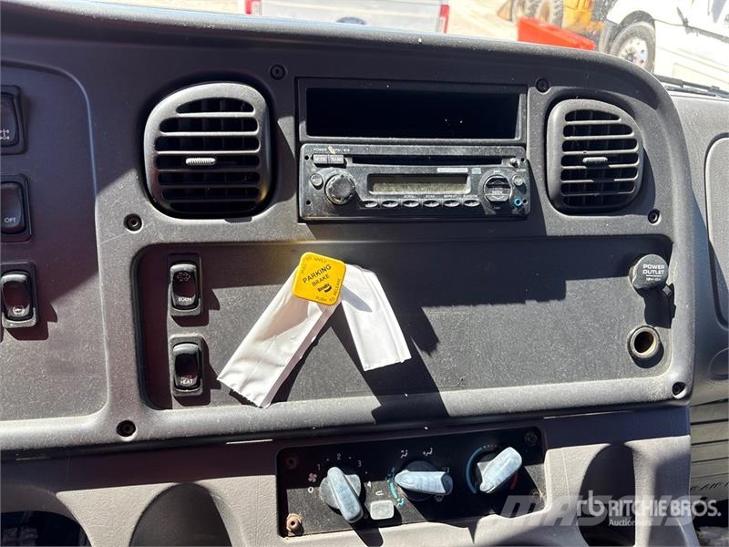 Freightliner M2 106 Kamioni sa otvorenim sandukom