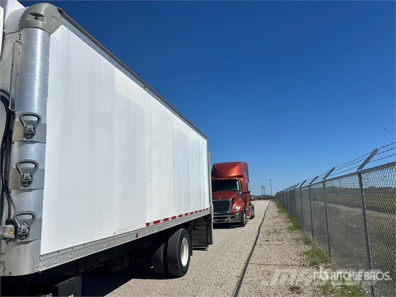 Freightliner M2 106 Tovornjaki zabojniki