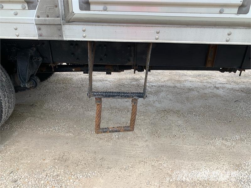 Freightliner M2 106 Sunkvežimiai su dengtu kėbulu