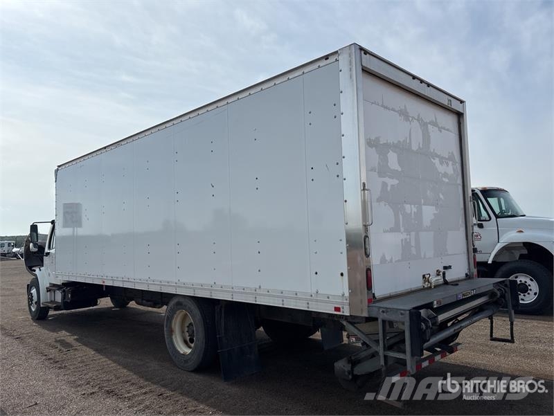 Freightliner M2 106 Sunkvežimiai su dengtu kėbulu