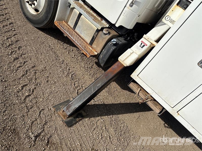 Freightliner M2 106 卡車裝載高空作業車