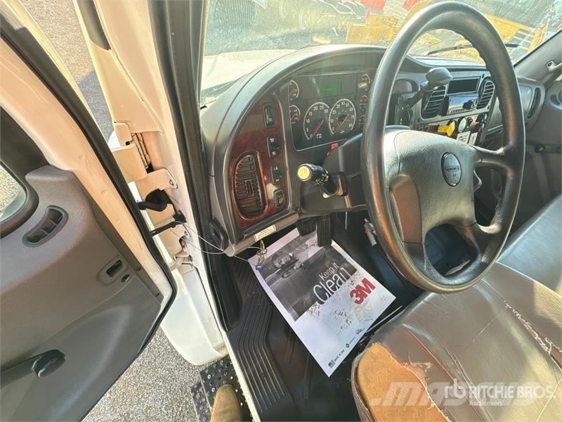 Freightliner M2 106 Camiones caja cerrada