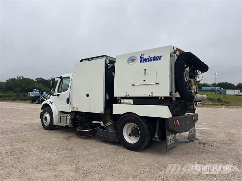 Freightliner M2 106 Kehrmaschine