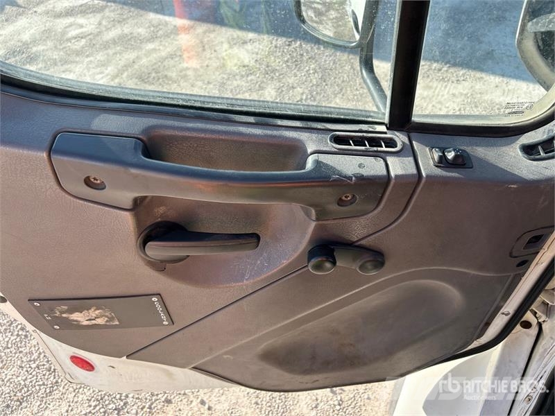 Freightliner M2 106 Sunkvežimiai su dengtu kėbulu