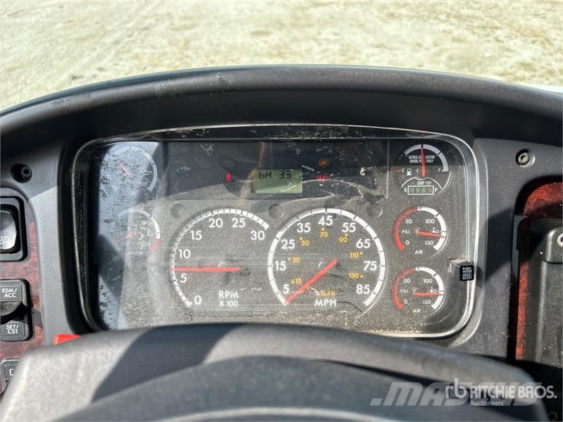 Freightliner M2 106 平ボディー
