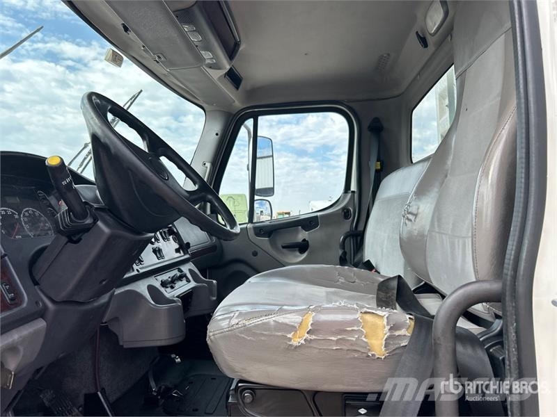 Freightliner M2 106 Flakbilar