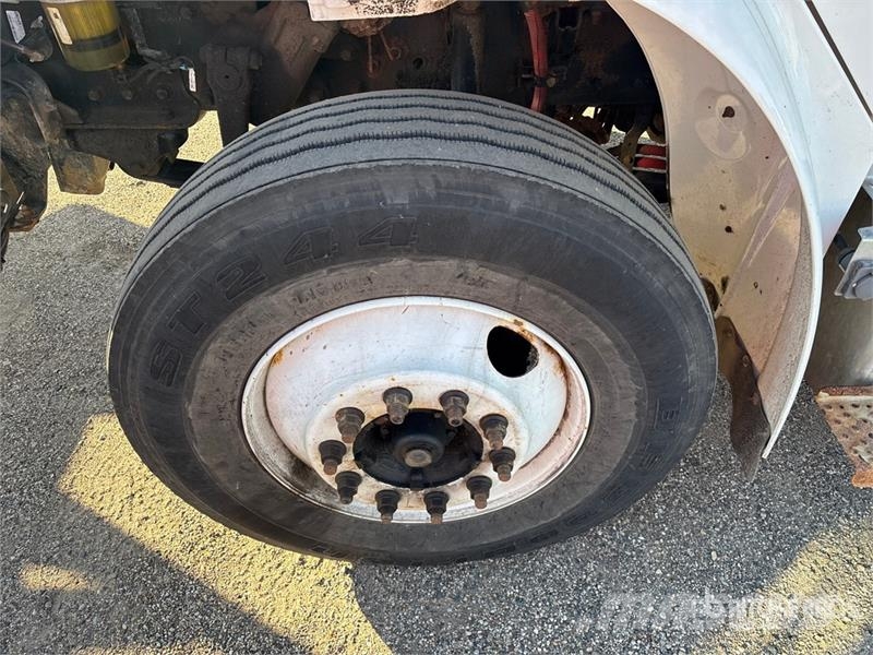 Freightliner M2 106 卡車裝載高空作業車