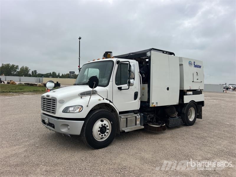 Freightliner M2 106 Kehrmaschine