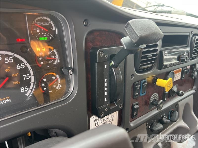 Freightliner M2 106 Tovornjaki zabojniki