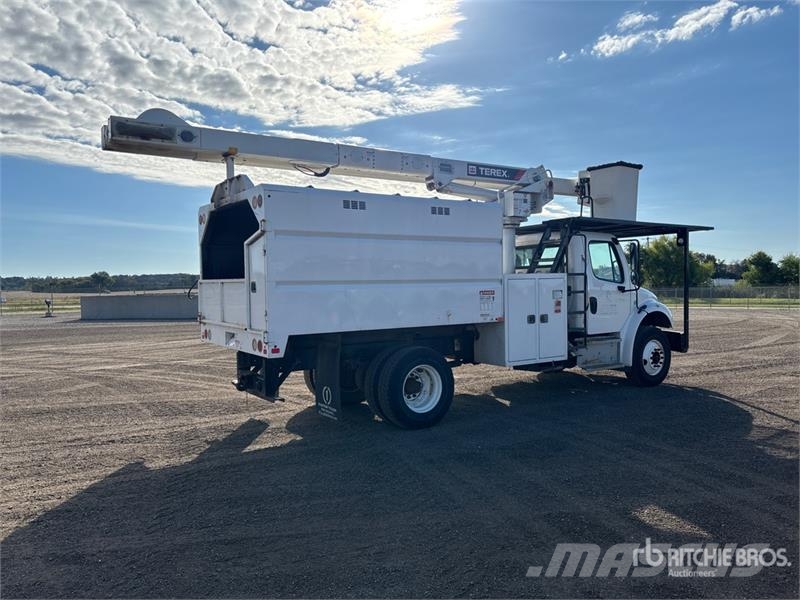 Freightliner M2 106 卡車裝載高空作業車