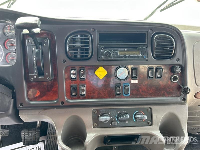 Freightliner M2 106 Flakbilar