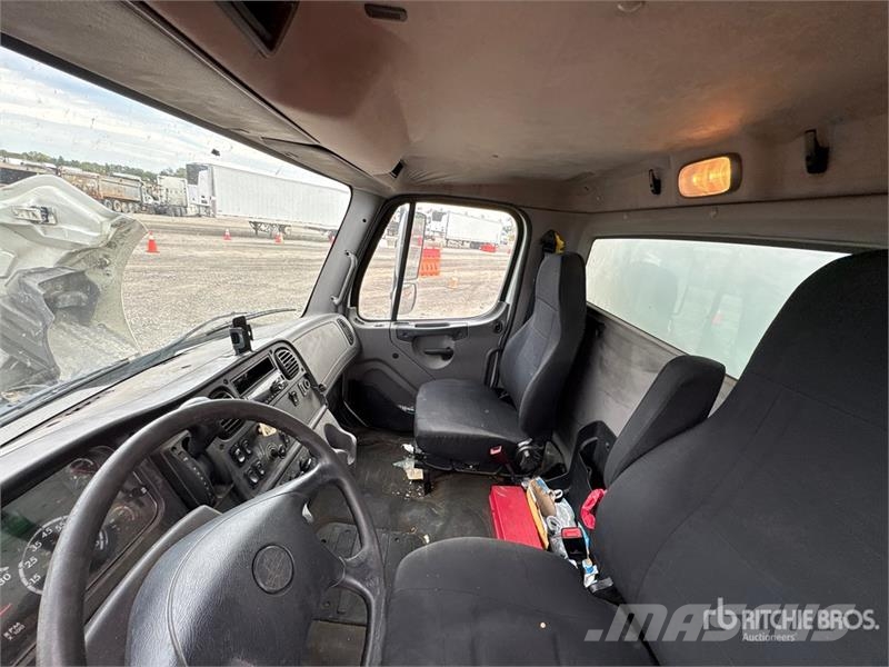 Freightliner M2 106 Грузовики для доставки напитков