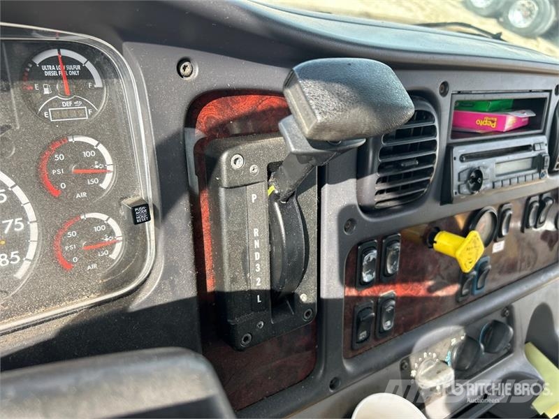 Freightliner M2 106 平ボディー