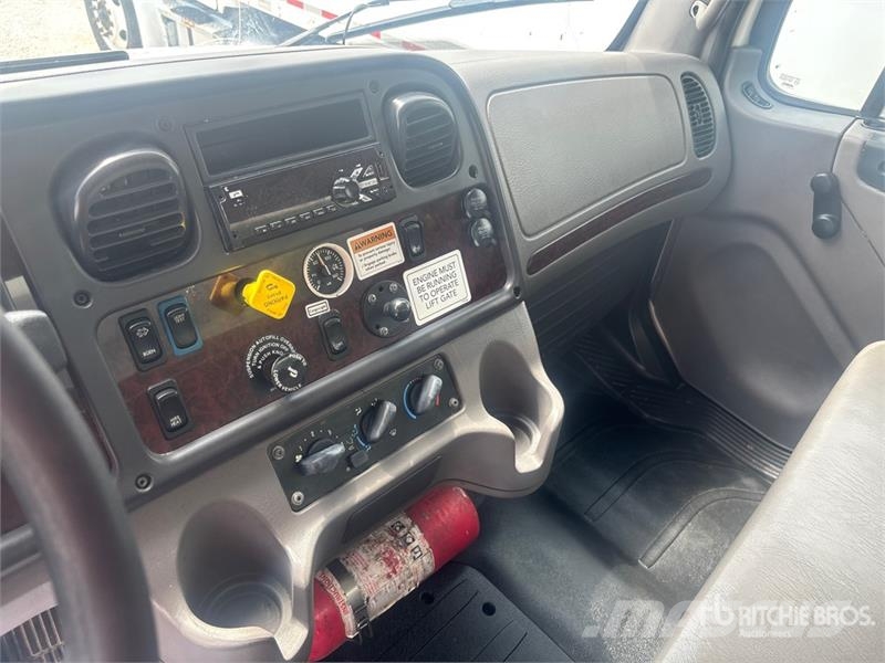 Freightliner M2 106 Sunkvežimiai su dengtu kėbulu