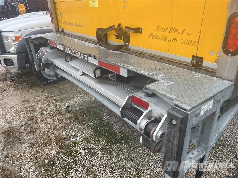 Freightliner M2 106 Tovornjaki zabojniki