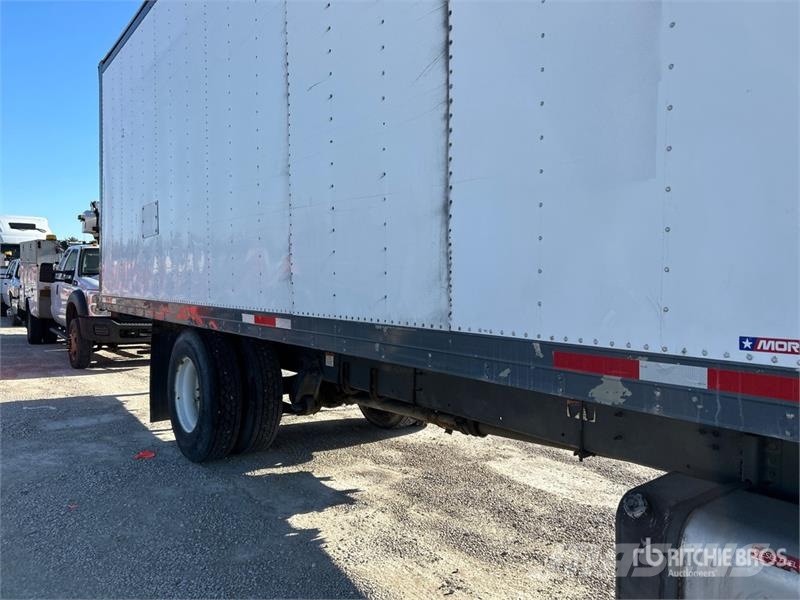 Freightliner M2 106 Sunkvežimiai su dengtu kėbulu