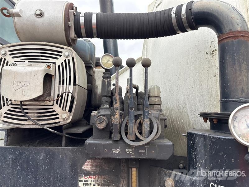 Freightliner M2 106 Slamsugere