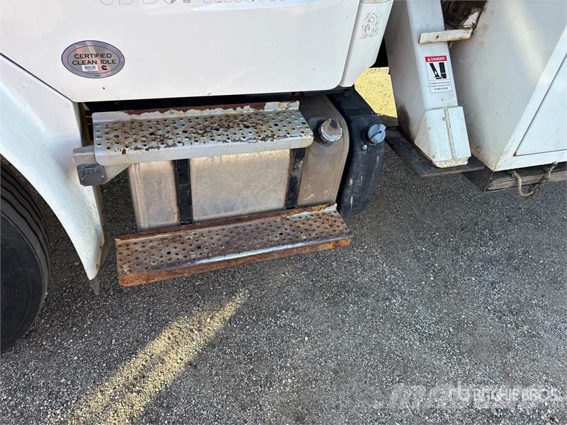 Freightliner M2 106 卡車裝載高空作業車