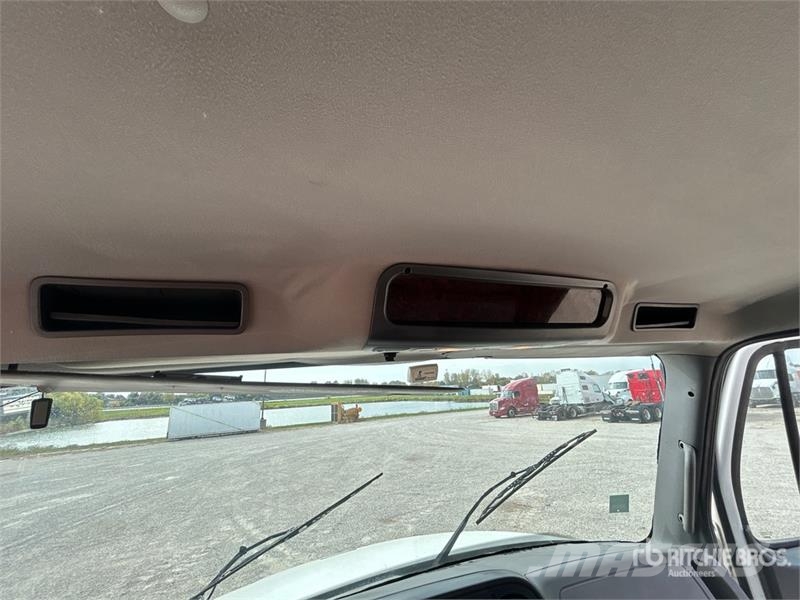 Freightliner M2 106 Flakbilar