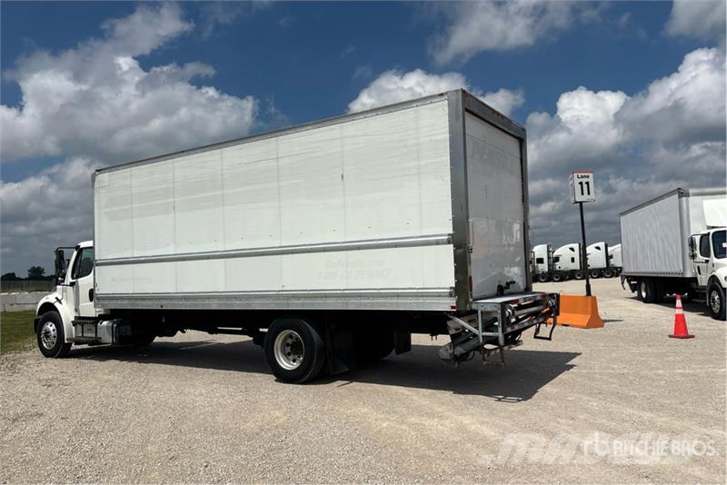 Freightliner M2 106 Sunkvežimiai su dengtu kėbulu