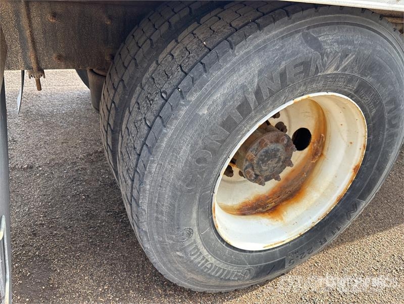 Freightliner M2 106 Sunkvežimiai su dengtu kėbulu