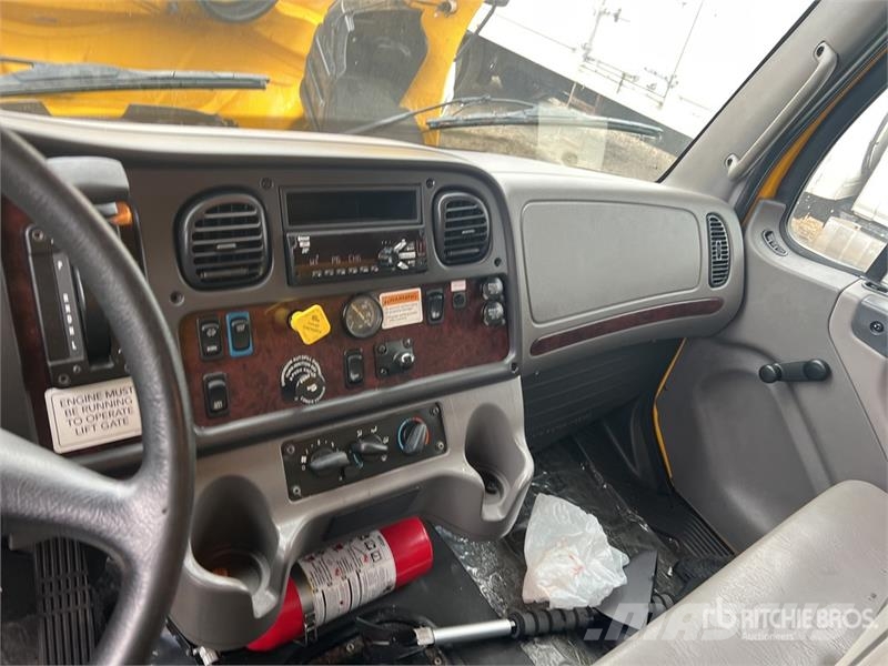 Freightliner M2 106 Tovornjaki zabojniki