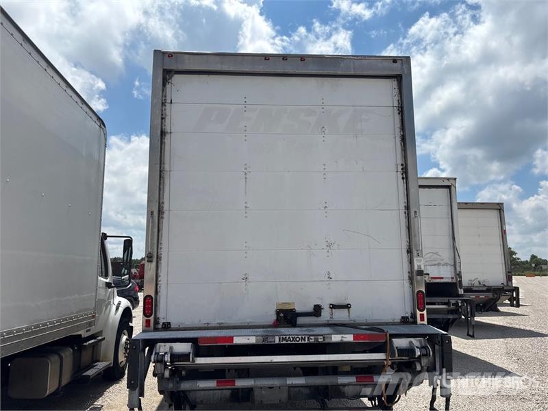 Freightliner M2 106 Sunkvežimiai su dengtu kėbulu
