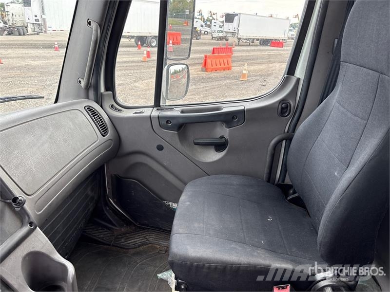 Freightliner M2 106 Грузовики для доставки напитков