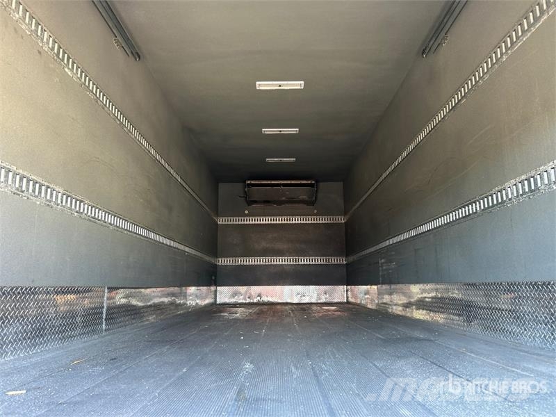 Freightliner M2 106 Tovornjaki zabojniki